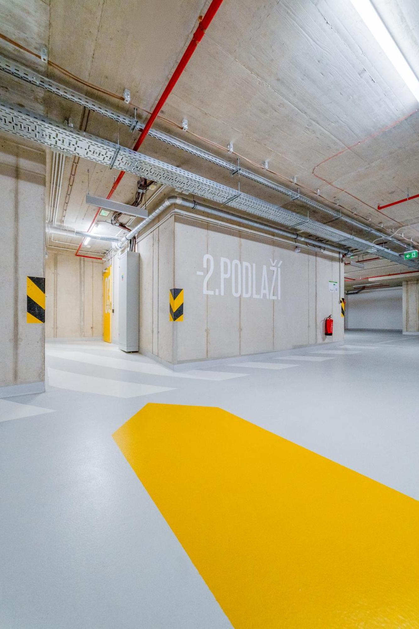 Premium Woodsy With Parking Garage By Rentez * Praga